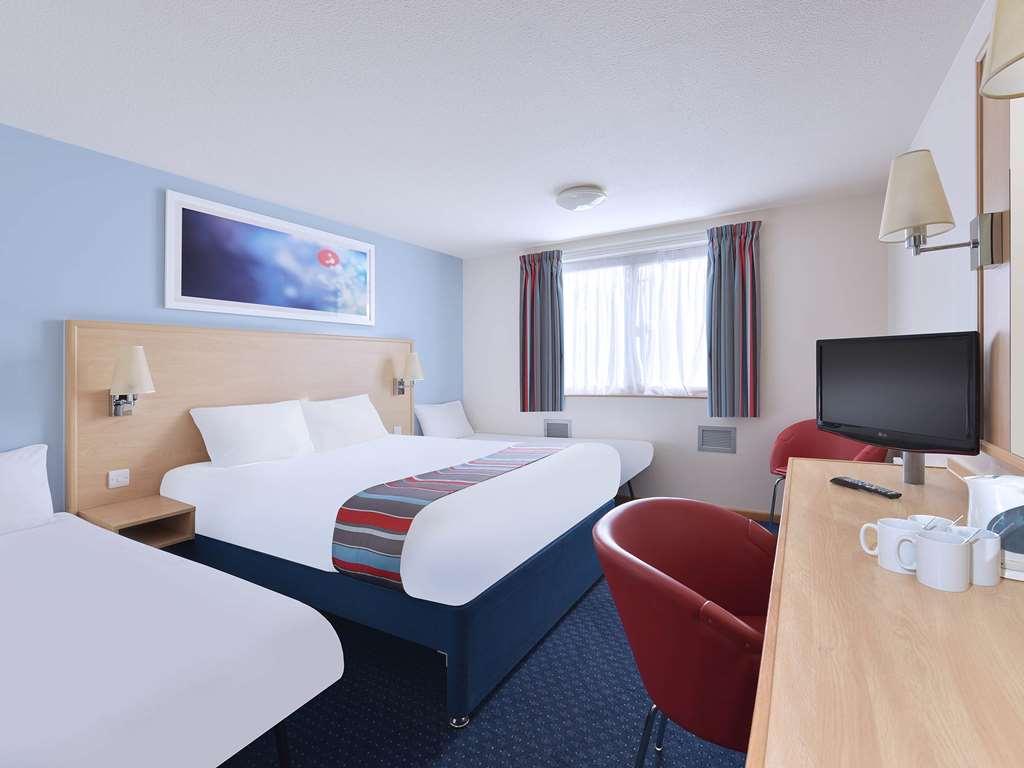 Travelodge Aberdeen Airport Rom bilde